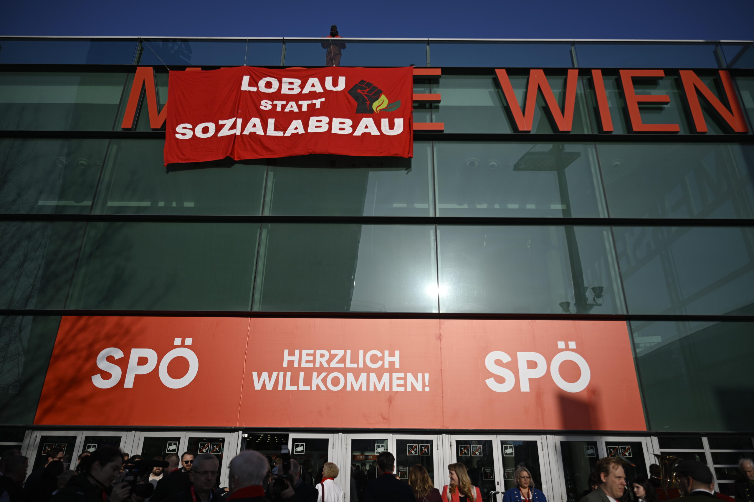 Breite Proteste mit Bannerdrop stören SPÖ-Parteitag 