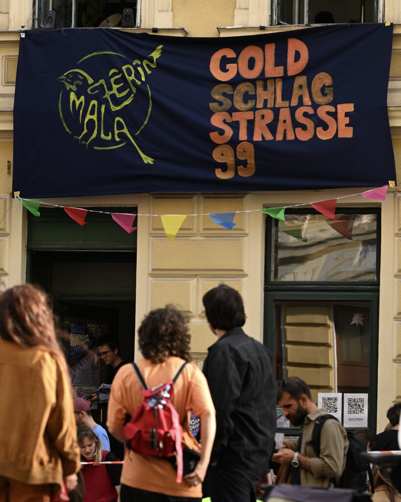 Gebäudefront mit festlichem Behang und Banner von Mala Zêrîn